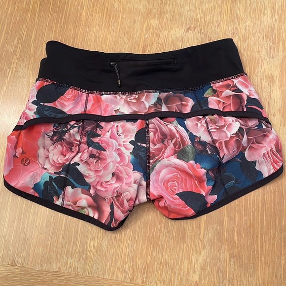 Lululemon secret garden print speed short size 2 - Picture 3 of 4